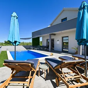 Luxurious Natali Pridraga